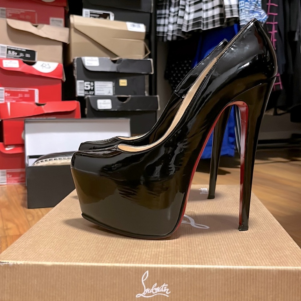 ***AUTHENTIC*** Christian Louboutin Platform Pump (BEST OFFER)